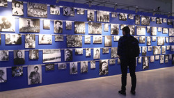    />За почти вековую
историю Фотохроники ТАСС в агентстве была собрана рекордная коллекция снимков -
биография целой страны, документальные свидетельства крупнейших исторических
событий. Проект поставил своей задачей с помощью современных технологий дать им
новую жизнь, сделать доступными для широкой аудитории. Для этого были проведены
масштабные работы по оцифровке архива фотографий ТАСС. С 2015 по 2016 год
специалисты отсканировали и перевели в цифровой формат свыше 850 тысяч
изображений. Эти снимки стали основой для выставки, которая собрала все самое
знаковое и интересное из фотоархива агентства и предоставила возможность
десяткам тысяч людей увидеть кадры, которые составляют национальное достояние
России. Выставка &laquo;Главные кадры. ТАСС открывает архивы&raquo; стала комплексным
проектом. Для экспозиции, организованной в ЦВЗ &laquo;Манеж&raquo;, было отобрано более
тысячи снимков. Чтобы привлечь внимание к проекту максимально широкой
аудитории, для выставки была разработана насыщенная культурно-просветительская программа.
</p>
<p>В ее рамках прошли
экскурсии и мастер-классы, показы документальных фильмов, детские конкурсы,
выставка раритетной техники. Для выставки было разработано мобильное приложение
с дополненной реальностью, реализован комплексный план по продвижению проекта в
СМИ и социальных сетях. Эти мероприятия вызвали широкий общественный резонанс и
сделали проект заметным событием культурной жизни столицы: с 1 по 24 ноября
&laquo;Главные кадры&raquo; посетили свыше 60 тысяч человек. </p>
<p><strong>График работы над книгой: </strong></p>
<p><strong>* 16 апреля - 15 июля</strong>&nbsp;- Регистрация участников
издательского проекта&nbsp;</p>
<p><strong>*&nbsp;15 июля - 15 августа</strong>&nbsp;- Сбор? графических и
текстовых материалов</p>
<p><strong>* 15 августа - 15 октября</strong>&nbsp;- Литературное
редактирование, верстка</p>
<p><strong>* 15 октября - 15 декабря</strong>&nbsp;- Внесение последних правок,
корректура&nbsp;</p>
<p><strong>* Январь</strong>&nbsp;- Сдача макета в печать</p>
<p><strong>*&nbsp;Февраль</strong>&nbsp;- Получение готового тиража, доставка к
месту проведения Дней открытых презентаций&nbsp;</p>
<p>&nbsp;</p>
<p>Исполнительная дирекция</p>                </div>
                <aside class=