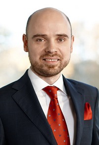    />&laquo;В мире
фактически создана новая экосистема. Два ключевых понятия - <strong>digital</strong><strong> и </strong><strong>online</strong> - начинают
доминировать в обществе. Мы как сотовый оператор очень хорошо видим, как
меняется профиль потребления услуг абонентов. В ближайшей перспективе смартфоны
и носимые устройства станут доминирующими устройствами для выхода в сеть.</p>
<p>Происходят глобальные социокультурные изменения в способах и форматах
потребления информации населением. Люди всё меньше говорят и читают тексты и
всё больше смотрят фото и видео. Это видно и по росту популярности социальных
сетей, ориентированных на визуальные форматы передачи информации - Instagram, Youtube, Facebook Live, Periscope. Все большую популярность набирает мобильное
телевидение. </p>
<p>100% проникновение услуг мобильной связи среди населения дает
возможность собирать исчерпывающую информацию о профиле поведения и стиле
потребления клиента - Big data.
Это тот источник информации, который открывает перед всеми участниками PR-рынка самые широкие
возможности для коммуникации с потребителем. </p>
<p>Мы видим, как
эволюционируют СМИ, которые не просто переходят в электронный формат, но и
становятся мини социальными сетями, площадками для генерации контента
читателями.</p>
<p>Важной
особенностью новой экосистемы является то, что в ней нет разделениях на тех,
кто только создает контент (корпорации), и тех, кто его только потребляет
(клиенты) - генератором контента через социальные сети становится
сам&nbsp;клиент.</p>
<p><strong>В этой ситуации роль </strong><strong>digital коммуникаций многократно
возрастает</strong><em>&raquo;, - комментирует директор по корпоративным
коммуникациям </em><em>Tele</em><em>2
<strong>Кирилл Алявдин.</strong></em></p>
<p><em>&laquo;Количественный и
качественный рост проектов, где используются новейшие инструменты коммуникации
и каналы распространения информации среди максимального числа пользователей,
позволил создать отдельную полноценную номинацию. Второй год статуэтки
лауреатов будут вручаться авторам проектов, р</em>еализованных
преимущественно в сети интернет, социальных сетях, с использованием мобильных
приложений и иных современных цифровых средств коммуникации. Исполнительная дирекция
премии &laquo;Серебряный Лучник&raquo; признательна за содействие в развитии номинации компании
<em>Tele</em><em>2,
которая на протяжении нескольких лет берет на себя ответственность за новые и
самые высокотехнологичные направления&raquo;, - комментирует исполнительный директор
Национальной премии &laquo;Серебряный Лучник&raquo; <strong>Надежда Явдолюк.</strong></em></p>
<p>&nbsp;</p>
<p><strong>Прием заявок на соискание Национальной премии &laquo;Серебряный
Лучник&raquo; стартует 15 октября 2016 года. </strong>Номинации:&nbsp;<a href=