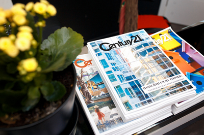    /></em></strong></p>
<p><strong><em>
</em></strong></p>
<p >Журнал
CENTURY 21 Magazine - корпоративное издание сети агентств недвижимости CENTURY
21 Россия, существующее более 10 лет.<br />
Журнал помогает агентам информировать клиентов о технологиях работы,
применяемых агентами CENTURY 21, и мотивирует их к расширению профессионального
кругозора и обмену опытом. <br />
Это площадка для обмена знаниями внутри сети, а также 