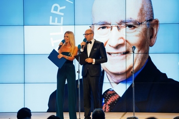    /></p>
<p>KotlerAwards- отраслевая награда Филипа
Котлера, задуманная признанным гуру маркетинга в качестве достойной оценки
личных заслуг профессионалов, занимающихся коммуникационным бизнесом.</p>
<p>Организаторами премии
выступили: оргкомитет Фестиваля в области рекламы и маркетинговых услуг
&laquo;Серебряный Меркурий&raquo;, KotlerAwardsLtd.
и KotlerImpact.</p>
<p>Основным отличием KotlerAwards от множества
других индустриальных премий является то, что она достается КОНКРЕТНЫМ ЛЮДЯМ за
их достижения в коммуникационном бизнесе за последний год. Премия объявляет
только своих победителей, а списки номинантов на награду будут преданы огласке
только через 50 лет.</p>
<p>За звание лучших специалистов
России боролись топ-менеджеры рекламных, маркетинговых и PR-агентств, компаний-клиентов, общественных
организаций, а также, высокопоставленные представители государственных
структур.</p>
<p>В этом году KotlerAwardsвключала
в себя 10 основных номинаций, 3 дополнительных и Гран-При - Человек года.</p>
<p>Анкеты номинантов рассматривало
авторитетное международное жюри, в которое вошлиспециалистымеждународного и
российского коммуникационного рынка: </p>
<ul >
<li>
Rory
Sutherland, Executive Creative Director and Vice-Chairman, OgilvyOne London,
Vice-Chairman, Ogilvy & Mather UK; </li>
<li>
Dr.
Fred Koblinger, CEO, PKP BBDO</li>
<li>
Alastair
Tempest, Acting Director of the Ecommerce Forum of Africa</li>
<li>
Jon
Whitlock, Vice President, B2B Marketing, Kaspersky Lab North America</li>
<li>
Matthias
Hartmann, Chief Executive Officer (CEO) GFK Worldwide</li>
<li>
Maurizio
Patarnello, CEO Nestl&eacute; Russia & Eurasia</li>
<li>
Игорь Писарский, Партнер, Председатель совета
директоров R.I.M. PorterNovelli, </li>
<li>
Андрей Губайдуллин, Креативный директор и
совладелец РА 