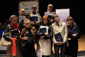    />
<p >&nbsp;30 сентября в конференц-зале Московского
Государственного университета международных отношений (МГИМО) в рамках
завершения 8-ого молодежного форума <strong>MoscowPRWeek</strong><strong>2011 </strong>победителям&nbsp; Cедьмого Российского национального конкурса
студенческих PR-проектов <strong>&laquo;Клевер'11&raquo;</strong> был вручен 5-ый том книги &laquo;50 лучших проектов&raquo;
Национальной премии в области развития общественных связей <strong>&laquo;Серебряный Лучник&raquo;.</strong></p>
<div >
</div>
<p >&nbsp;Церемония награждения конкурса студенческих проектов
&laquo;Клевер'11&raquo; состоялась&nbsp; 26 сентября 2011
года, в день открытия 8-ого Международного молодёжного форума MoscowPRWeek2011. Организаторами &laquo;Клевер'11&raquo; традиционно
выступили Российская ассоциация студентов по связям с общественностью (РАССО) и
МГИМО-Университет. В 2011 году партнёром конкурса стала компания &laquo;Газмаш&raquo; -
лидер по объемам производства бытовых газовых плит и комплектующих изделий для
газовой аппаратуры в Российской Федерации.</p>
<div >
</div>
<p >&nbsp;Впервые реализация pr-проектов командами была проведена не осенью как это
было раньше, а весной. В 2011 году в &laquo;Клевере&raquo; приняли участие 102 команды из
40 вузов 30 городов России. Участникам конкурса предстояло сосредоточиться на
повышении узнаваемости бренда &laquo;Дарина&raquo; и проинформировать широкие аудитории о
многообразии модельного ряда, выпускаемого компанией в России.</p>
<div >
</div>
<p >&nbsp;В 2011 году призовой фонд стал самым крупным за годы
реализации &laquo;Клевера&raquo; и составил 300 000 рублей. Результаты практической работы
команд оценивало квалифицированное жюри - в Экспертный совет конкурса вошли как
представители академических кругов public relations, так и руководители крупных
PR-агентств. Эксперты выбрали четыре проекта-финалиста, презентация которых
прошла в первый день открывшегося в МГИМО форума MoscowPRWeek2011. А вечером того же дня в клубе &laquo;R'n'b-caf&eacute;&raquo; состоялось
награждение победителей. Экспертный совет, компания &laquo;Газмаш&raquo; и дирекция
конкурса отметили снижение уровня работ команд и было решено не присуждать
первого и второго места. Команда из Ульяновска &laquo;Друзья&raquo; и студенты Томского
политехнического института из команды &laquo;Proрыв&raquo; разделили между собой два третьих места. Дипломы
финалистов получили команды из Московского авиационного института и студенты
Ульяновского государственного технического университета из команды &laquo;Квартет&raquo;.
Поздравляем победителей.</p>
<div >
</div>
<p >Исполнительная
дирекция выражает искреннюю благодарность организаторам форума MPRW за высокий уровень организации мероприятия и с
радостью окажет поддержку в реализации следующих проектов. Студенты,
обучающиеся по специальности связи с общественностью и заинтересованные в
получении книг &laquo;50 лучших проектов&raquo; могут обратиться в исполнительную дирекцию
по адресу <a href=