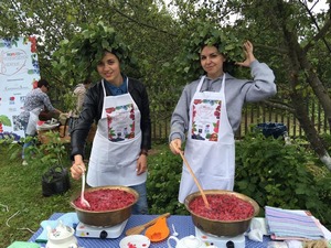    />Каким он будет? Насыщенным, полным
интересных событий и знакомств, новых литературных и вареньевых историй.&nbsp; Вместе со старыми и новыми друзьями проекта
мы отправимся в гости Блоку, Чехову, Пришвину, академику Павлову, отпразднуем
дни рождения Фаины Раневской, Максимилиана Волошина, устроим Дивногорские
посиделки, </p>
<p>Примем участие в подготовке угощения к
юбилею Государственного музея А.С. Пушкина.</p>
<p>Не сомневайтесь - будет интересно!</p>
<p>&nbsp;</p>
<p>А уж сколько новых рецептов за зиму
нашли сотрудники литературных музеев-усадеб - из одуванчиков, сосновых шишек,
щавеля. Это же вареньевые шедевры будут. Хоть к чаю подавай, хоть к мясу или
рыбе.&nbsp; Сомневаетесь?&nbsp; Перечитайте классику, сами убедитесь.</p>
<p>После первого сезона проекта, я засомневалась - нужен ли второй сезон,
но не только друзья, но и партнеры проекта настояли, чтобы он продолжался и
развивался. Так же получилось и в прошлом году. Ни один партнер не отказался от
сотрудничества, более того, стали предлагать новые формы проведения варок
варенья. А уж когда на &laquo;Литературное варенье&raquo; обратило внимание Министерство
культуры Московской области, мы поверили в то, что подобные&nbsp; мероприятия нужны музеям, литературным
усадьбам, туристам. В век коротких разговоров, СМС, смайлов и ников мы выбрали необычное
для настоящего времени, но вместе с тем и традиционное для русских семей
средство общения - варка варенья и чаепитие с ним. За два предыдущих сезона мы
поняли, что проект может привлекать внимание к культурному наследию,
экспозициям музеев-усадеб российских поэтов и писателей, известных меценатов,
знакомить гостей музеев с семейными традициями
великих литераторов и узнавать их с немножко другой стороны.</p>
<p>Что ж, пора
собраться в дорогу - совсем скоро, 20 мая в Ночь музеев мы будем ждать наших
давних друзей, будем разы знакомству с новыми любителями поэзии и быта русской
усадьбы в Государственном музее-заповеднике Д.И. Менделеева и А.А. Блока
&laquo;Шахматово&raquo;.</p>
<p>Это будет не совсем обычная варка. Это
будет почти по Блоку: &laquo;Ночь. Улица. Фонарь. ВАРЕНЬЕ&raquo;. Из одуванчиков. </p>
<p>И так хочется, чтобы там, в небесной
канцелярии вспомнили, что им тоже очень нравится наш проект и ни разу за
предыдущие два года погода нас не подвела. </p>
<p>Нам же варить скоро одуванчики, а на
подмосковных лужайках снег. Ну ничего, солнце выглянет, пригреет, снежок сойдет
и лужки зажелтеют пушистыми головками цветочков.</p>
<p>На всякий случай одевайтесь потеплее, не
забудьте дождевики (всякое может случиться), возьмите хорошее настроение и
вспомните слова своих любимых романсов. Будем петь!</p>
<p>Нашу полянку со сложенной из красного
кирпича печкой вы увидите сразу, а не увидите, то запах варенья привет вас к
нам. Желающие смогут лично поучаствовать в подготовке одуванчиков к варке,
продегустировать свежее варенье и, если понравится, купить баночку </p>
<p>Весенней вкуснятины для себя и друзей.</p>
<p>Ведь не зря еще в 1918 году философ
Василий Розанов на вопрос &laquo;Что делать?&raquo;, ответил:</p>
<p>&laquo;Как что делать: если это лето - чистить
ягоды и варить варенье; если зима - пить с этим вареньем чай&raquo;.</p>
<p>&nbsp;</p>
<p><strong><em>Ждем всех с 18 часов. И не перепутайте -
то Шахматово, которое вам нужно, находится в Солнечногорском районе.&nbsp; Программу &nbsp;Ночи музеев в Шахматове и как туда добраться
можно узнать на сайте музея</em></strong></p>
<p><a href=