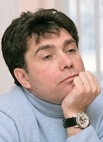    /></strong></p>
<p>В 1986 году закончил Балашовское Высшее военное училище летчиков. </p>
<p>Уволился &nbsp;из Вооруженных Сил в 1998 году. Командир корабля, летчик 2 класса.</p>
<p>С 1999 по 2001 гг. руководитель регионального проекта &laquo;Компьютера +&raquo; ИД &laquo;Компьютерра&raquo;.&nbsp;&nbsp;&nbsp;&nbsp;&nbsp;&nbsp;&nbsp;&nbsp;&nbsp;&nbsp;&nbsp;&nbsp;&nbsp;&nbsp;&nbsp;&nbsp;&nbsp;&nbsp;&nbsp;&nbsp;&nbsp;&nbsp;&nbsp;&nbsp;&nbsp;&nbsp;&nbsp;&nbsp;&nbsp;&nbsp;&nbsp;&nbsp;&nbsp;&nbsp;&nbsp;&nbsp;&nbsp;&nbsp;&nbsp;&nbsp;&nbsp;&nbsp;&nbsp;&nbsp;&nbsp;&nbsp;&nbsp;&nbsp;&nbsp;&nbsp;&nbsp;&nbsp;&nbsp;&nbsp;&nbsp;&nbsp;&nbsp;&nbsp;&nbsp;&nbsp;&nbsp;&nbsp;&nbsp;&nbsp;&nbsp;&nbsp;&nbsp;&nbsp;&nbsp;</p>
<p>С 2001 по 2004 гг. работал руководителем отдела распространения и развития представительства ИД &laquo;Коммерсантъ&raquo; в Воронеже.</p>
<p>С сентября 2004 года&nbsp; по сентябрь 2016 года - директор Филиала &laquo;Российской газеты&raquo; в Воронеже,&nbsp; управляющий филиалами &laquo;Российской газеты&raquo; в&nbsp; ЦФО. &nbsp; &nbsp; &nbsp; &nbsp; &nbsp; &nbsp; &nbsp; &nbsp; &nbsp; &nbsp; &nbsp; &nbsp; &nbsp; &nbsp; &nbsp; &nbsp; &nbsp; &nbsp; &nbsp; &nbsp; &nbsp; &nbsp; &nbsp; &nbsp; &nbsp; &nbsp; &nbsp; &nbsp; &nbsp; &nbsp; &nbsp; &nbsp; &nbsp; &nbsp; &nbsp; &nbsp; &nbsp; &nbsp; &nbsp; &nbsp; &nbsp; &nbsp; &nbsp;</p>
<p>&nbsp;В 2005 году закончил Воронежский государственный университет по президентской программе подготовки кадров для организации народного хозяйства РФ.</p>
<p>&nbsp;Лауреат медиа-премии &laquo;Золотник&raquo; в номинации&nbsp; &laquo;За освещение региональных проблем защиты товарных знаков&raquo;, лауреат I Региональной премии за достижения в области развития регионального медиарынка &laquo;Медиа-Зонд&raquo; в номинации &laquo;Медиа-менеджер года&raquo;.</p>
<p>&nbsp;2007 год - номинант Национальной Премии в области медиабизнеса &laquo;Медиа-менеджер России - 2007&raquo;.</p>
<p>Член Экспертного совета Национальной премии &laquo;Серебряный Лучник&raquo; 2013-2015гг . &nbsp;&nbsp;&nbsp;&nbsp;&nbsp;&nbsp;&nbsp;&nbsp;&nbsp;&nbsp;&nbsp;&nbsp;&nbsp;&nbsp;&nbsp;&nbsp;&nbsp;&nbsp;&nbsp;&nbsp;&nbsp;&nbsp;&nbsp;&nbsp;&nbsp;&nbsp;&nbsp;&nbsp;&nbsp;&nbsp;&nbsp;&nbsp;&nbsp;&nbsp;&nbsp;&nbsp;&nbsp;&nbsp;&nbsp;&nbsp;&nbsp;&nbsp;&nbsp;</p>
<p>Эксперт национальной премии в области событийного туризма &laquo;Russian Event Awards&raquo; и Всероссийской туристской премии 
