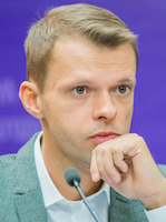    />Окончил Московский Физико-технический
институт (МФТИ), факультет Физической и квантовой электроники (1993-1996 годы),
факультет Управления и прикладной математики (1996-1999 годы), квалификация -
&laquo;инженер-физик&raquo; по специальности &laquo;Прикладная математика и физика&raquo;. </p>
<p>С 2002 года - ведущий специалист в
области ИКТ в Институте ЮНЕСКО по информационным технологиям в образовании
(ИИТО ЮНЕСКО, <a href=