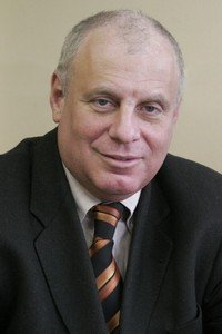    />
<p>Виталий Расницын - один из известнейших
людей в PR-cообществе страны.&nbsp; Не только
участвовал в развитии и становлении медийного сообщества России, но и активно
способствовал повышению международного статуса страны в сфере
бизнес-коммуникаций и рекламы: организовал и возглавил Российское отделение
Международной ассоциации бизнес-коммуникаторов (IABC), неоднократно избирался в
Европейский Совет директоров этой организации, был членом жюри крупнейшей
международной премии в сфере бизнес-коммуникаций &laquo;GoldQuill&raquo; и членом жюри
&laquo;CannesLions&raquo;.</p>
<p>&nbsp;С Национальной
премией в области развития общественных связей &laquo;Серебряный Лучник&raquo; Виталий
Расницын хорошо знаком: 7 раз принимал участие в жюри, состоял в Попечительском
совете и был ее лауреатом в 2006 году в номинации &laquo;Лучший проект&raquo; за проект
&laquo;Национальная инициатива &laquo;2006 - год благотворительности в России&raquo;. </p>
<p>В региональном этапе примет участие
впервые: Виталий Расницын принял предложение стать председателем премии
&laquo;Серебряный Лучник&raquo; - Сибирь. В конце января 2018 года в Новосибирске он
возглавит работу жюри на завершающих мероприятиях, где будут выбраны лучшие
PR-проекты Сибири. </p>
<p><strong>&laquo;Мне
всегда было интересно знать, как развиваются коммуникации в регионах. Особенно
в Сибири, поскольку сибиряки, как мне кажется, обладают особым складом ума и
характером. Не случайно некоторые отцы-основатели PR в нашей стране - выходцы
из Сибири, к примеру Алексей Ситников и Андрей Гнатюк. Уверен, что среди
будущих участников премии &laquo;Серебряный Лучник&raquo; - Сибирь много талантливых
специалистов, проекты которых будет интересно оценить&raquo;,</strong> - комментирует Виталий Расницын.</p>
<p>Завершающие мероприятия премии - презентации
проектов шорт-листа и церемония награждения - пройдут 27 января в Новосибирске.
Жюри определит лучших в номинациях &laquo;Корпоративные коммуникации&raquo;, &laquo;Маркетинговые
коммуникации&raquo;, &laquo;Корпоративная социальная ответственность&raquo;, &laquo;Коммуникации в
благотворительности&raquo;, &laquo;Продвижение государственных и общественных программ&raquo; и
&laquo;Развитие и продвижение территорий&raquo;.</p>
<p><strong>Подать заявку на
участие в сибирском этапе 
