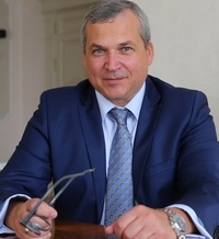    />Александр
Юрьевич Стадник назначен Торговым представителем России в США в июле 2014 года
(Распоряжение Правительства Российской Федерации&nbsp; от 10 июля 2014 года, №
1264-р).</p>
<p>Родился&nbsp;
в 1966 году в Ростове-на-Дону.</p>
<p>В 1989
году окончил Ростовский институт народного хозяйства (ныне - Ростовский
государственный экономический университет) по специальности &laquo;Управление
промышленным производством&raquo;. Прошел профессиональную переподготовку в сфере
ВЭД, государственных закупок и государственного управления.</p>
<p>Более
пятнадцати лет работает на руководящих должностях в системе федеральных органов
власти экономического блока в России.</p>
<p>Работал
за рубежом, в&nbsp;2002-2005&nbsp;гг.
-&nbsp; второй секретарь Посольства России в Македонии. В&nbsp;2007-2009&nbsp;гг. - Заместитель Торгового
представителя Российской Федерации в Итальянской Республике.</p>
<p>С 2009 по
2014 гг. работал в центральном аппарате Минэкономразвития России в должности
заместителя директора Департамента стран Европы и Америки, курировал
сотрудничество с государствами Западной и Восточной Европы. Являлся
ответственным секретарем и заместителем Председателя Российской части
Межправительственной комиссии с курируемыми зарубежными странами. По итогам
работы награжден Благодарностью Министра экономического развития Российской
Федерации.</p>
<p>Действительный&nbsp;
государственный советник Российской Федерации 3 класса (Указ Президента
Российской Федерации от 31 марта 2014 года № 185).</p>
<p>Владеет
английским, итальянским и македонским языком.</p>
<p>&nbsp;</p>                </div>
                <aside class=