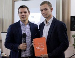    />
<p>Авторы самых интересных вопросов
получили из рук спикера тома сборника лучших проектов &laquo;Серебряного Лучника&raquo; за
2014-2015 гг., вышедшего в 2017 году. Счастливчиками стали студенты и
магистранты, которые выяснили для себя полезные нюансы и факты.</p>
<p>Студенты института социального
инжиниринга СибГУ им. акад. М.Ф. Решетнева и других вузов, специалисты, которые
уже многое понимают в этой сфере, пришедшие послушать мастер-класс, благодарят
Егора Егошина за интересную и познавательную встречу жизни пиарщика.</p>
<p>Организаторы также благодарны
руководству и сотрудникам краевой научной библиотеки.</p>
<p>Студенческая неделя &laquo;Серебряного
Лучника&raquo; в Красноярске продолжится мастер-классами от компании &laquo;Вымпелком&raquo; (ТМ
&laquo;Билайн&raquo;), от красноярского представительства Mail.ru Group.</p>
<p style=