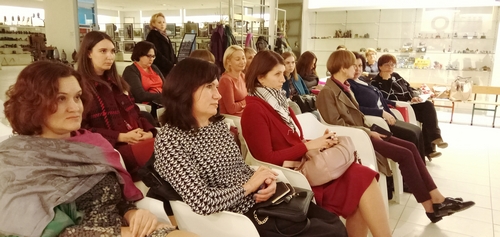    /><br /></em></strong></p>
<p>&laquo;Важно отметить, что с каждым годом увеличивается число победителей среди региональных участников. Так наглядно разрушается миф о том, что профессионалы в области развития общественных связей сосредоточены исключительно в столице. Региональные премии вносят интересные идеи для развития &laquo;Лучника&raquo;. Например, мы взяли на вооружение формат &laquo;лифтовой презентации&raquo; - экспресс-защиты проекта, который очень хорошо показал себя на церемонии награждения в Самаре в этом году&raquo;, - поделилась<strong>&nbsp;Надежда Явдолюк.</strong></p>
<p>&laquo;Самарские участники не раз успешно выступали на &laquo;Лучнике&raquo;. Так, по итогам 2016 года проект &laquo;Русский космос&raquo; ГТРК &laquo;Самара&raquo; стал победителем федерального этапа, еще два проекта вошли в шорт-лист премии. Организуя такие встречи, мы как исполнительная дирекция Регионального этапа стремимся к тому, чтобы участники создавали работы, соответствующие самым строгим требованиям и самым современным тенденциям в сфере связей с общественностью&raquo;, - отметила&nbsp;<strong>Татьяна Мокшина,</strong> исполнительный директор &laquo;Серебряный Лучник&raquo; - Самара, генеральный директор агентства &laquo;ПРАТОН&raquo;.</p>
<p>Вслед за Надеждой Явдолюк практические советы участникам премии дали эксперты Регионального этапа &laquo;Серебряного Лучника&raquo;.&nbsp;Елена Яшина, председатель гильдии специалистов по связям с общественностью ТПП Самарской области, директор центра корпоративного развития СГЭУ, провела разбор ошибок, которые допускают авторы работ, и подчеркнула, что описывать проекты нужно именно как коммуникационные.&nbsp;Ольга Олисова, заместитель председателя правления Исследовательской группы &laquo;Свободное мнение&raquo;, презентовала интересные социальные тренды и данные социологии, влияющие на работу специалистов по связям с общественностью. А победитель регионального этапа &laquo;Лучника&raquo; по итогам 2016 года, специалист по внешним связям и PR ООО ДК &laquo;Древо&raquo;Елена Беспалова&nbsp;поделилась своим опытом создания и презентации проекта.</p>
<p>&nbsp;</p>
<p>&laquo;Уверены, что вся эта информация окажется для участников &laquo;Серебряного Лучника&raquo; полезной. Ждем в этом году ярких и интересных работ!&raquo; - подвела итог Татьяна Мокшина.</p>                </div>
                <aside class=