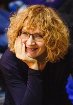    />
<p>Екатерина Хаустова -&nbsp;руководитель программ Благотворительного фонда Сбербанка &laquo;Вклад в будущее&raquo;.</p>
<p><strong><em>
</em></strong></p>
<p>Образование: филолог, специалист по связям с общественностью.</p>
<p>12 лет работала в сфере корпоративных коммуникаций. Возглавляла дирекции
по коммуникациям ОАО МГТС, ГК &laquo;Ренова-Медиа&raquo;, &laquo;АКАДО&raquo;.&nbsp; </p>
<p>С 2010 года специализируется в области популяризации науки и технологий. С
2010 по 2014 годы - директор по коммуникациям Политехнического музея. Выступила
соавтором и руководителем ряда федеральных просветительских проектов, таких как:
</p>
<p>Кинофестиваль Политехнического музея 360 (2011-2014гг)</p>
<p>Фестиваль актуального научного кино ФАНК при поддержке Минобрнауки РФ (в
2015 охват составил более 60 городов, 110 российских вузов, более 70&nbsp;000
зрителей) </p>
<p>Программа формирования сети региональных сообществ популяризаторов
нанотехнологий &laquo;Мастерские инноваций&raquo; Фонда инфраструктурных и образовательных
программ РОСНАНО (2013-2015, охват программы - 20 регионов)</p>
<p>В 2016 году успешно реализовала проект создания и запуска Научного парка
Образовательного центра &laquo;Сириус&raquo; на базе Главного медиацентра Олимпиады (г. Сочи).</p>
<p>С сентября 2016 года - руководитель образовательно-просветительской
программы &laquo;Социальный и эмоциональный интеллект&raquo; Благотворительного фонда
Сбербанка &laquo;Вклад в будущее&raquo;. </p>
<p>Прошла обучение по программе &laquo;Эмоционально-интеллектуальный лидер&raquo;
European Association of Cultural and Emotional Intelligence Projects EACEIP;
прошла стажировку &laquo;Практики развития эмоционального интеллекта в образовании&raquo;
the University of Applied Sciences and Arts of Southern Switzerland (SUPSI).</p>
<p>Лауреат Гран-при Премии People Investor в номинации &laquo;Отношения с деловыми
партнерами и клиентами&raquo; Ассоциации менеджеров России (2009) </p>
<p>Лауреат премии 