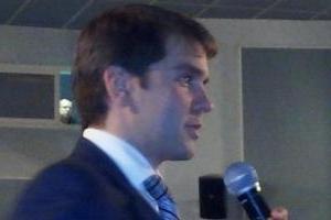    />Сергей Новиков</strong>, директор Департамента
коммуникаций госкорпорации &laquo;Росатом&raquo;, сосредоточил свое выступление на
многоформатных коммуникациях, которые применяет &laquo;Росатом&raquo; в работе с
разными&nbsp; аудиториями.&nbsp; Пресс-туры для блогеров на атомные станции
страны, компьютерные игры в социальных сетях, создание художественного фильма,
действие которого разворачивается на АЭС. Форумы, выставки&nbsp; и конференции для специалистов, театральные
фестивали для детей - всем видам современных коммуникаций нашлось применение.
Предпочтение отдать одному из них невозможно, так как эффект и достигается
только при &laquo;комплексном подходе&raquo;.</p>
<p >&nbsp;Умение
оперативно реагировать на кризисные ситуации, ответственность и четкая
аргументация, помогли скоординировать работу после аварии на Фукусиме. Точность
прогнозов специалистов подтвердило время. Удалось нивелировать волны негатива и
паники, восстановить доверие к атомной энергетике как к надежному источнику
энергии и&nbsp; сохранить позиции
отечественной атомной отрасли в России и за рубежом.</p>
<p>&nbsp;</p>
<p style=