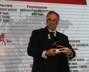    /></p>
</strong>
<p>международный издательский проект, объединяющий
ежемесячные информационные приложения о России на иностранных языках внутри
ведущих мировых СМИ и их интернет-сайтов. Стартовав в 2007 году в Великобритании
и США, на сегодняшний момент проект &laquo;Russia Beyond the Headlines&raquo; охватывает
приложения о России в 17 влиятельных изданиях на 10 языках в 14 странах Европы,
Азии, Северной и Южной Америки. Премию вручали Валерий Левченко, председатель
Экспертной группы, заместитель главного редактора РИА Новости и Ольга Юдкис,
директор по связям с общественностью Bosco di
Ciliegi. Благодарность от Исполнительнолй дирекции и
Попечительского совета&nbsp; была вручена
вице-президенту НБ &laquo;ТРАСТ&raquo; <strong>Дмитрию Чуксееву </strong>- за идею создания номинации &laquo;Коммуникации в
глобальном мире&raquo; и поддержку всех мероприятий по проведению конкурса, в том
числе конкурса &laquo;Серебряный Лучник&raquo;-США.</p>
<strong>
<p><span ><br /></span></p>
<p><span ><strong>Номинация&nbsp; &laquo;Лучший
проект в области бизнес - коммуникаций&raquo;</strong></span></p>
<p><strong>Лауреат - ОАО &laquo;Сибэлектромотор&raquo; </strong>за проект &laquo;Кампания к
70-летию &laquo;Сибэлектромотор&raquo;, г.Томск</p>
<p><IMG class=