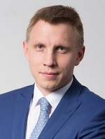    />&laquo;Стремление
работать в Экспертном совете</em></strong><em> обосновывается желанием
привнести взгляд на конкурсные проекты не только с точки зрения PR, но и с
точки зрения визуальных коммуникаций бренда. </em><em>На
современном уровне</em><em>&nbsp;развития коммуникации уже недостаточно просто сказать что-то,
недостаточно просто написать текст о чем-то. В связи с развитием средств
массовой коммуникации количество контента возросло, поэтому,&nbsp; чем проще доносишь информацию, тем проще ее
восприятие.&nbsp; </em><em>Визуальный аспект коммуникаций становится неотъемлемой частью любого </em><em>PR</em><em>-проекта&raquo;,</em> - отмечает Алексей Меркулов.&nbsp; &nbsp;</p>
<p>&nbsp;&nbsp; <strong>Образование:
</strong></p>
<p>&nbsp;МГУ имени М.В. Ломоносова (Философский
факультет)</p>
<p>Алексей имеет многолетний опыт работы
в сфере PR и маркетинг. Алексей работал в таких агентствах, как Edelman Imageland, Newton PR and
Communications, 3,14R communications agency, Brooke Communications. Реализовывал проекты для российских и международных компаний: Merk, BAT, Chery, Меридиан, Miele, Автомир, Aston Martin, Panasonic, Villagio Estate, Wurth, Инком и др. В настоящий момент работает над проектами для таких компаний, как Ингоcстрах, Uber, Аэрофлот,
Kaspersky Lab, Сколково, X5 Retail Group и др.</p>
<p>Алексей является автором
образовательного курса 
