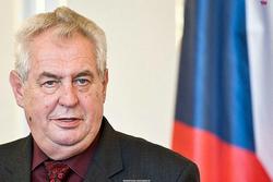    />Президент Милош Земан был одним из немногих лидеров европейских
стран, кто приехал на празднование 70-летия Победы над&nbsp; фашизмом в Москву. Он неоднократно
высказывался против режима санкций по&nbsp;
отношению к&nbsp; России, выступает за
взаимовыгодные отношения между Москвой и Прагой. Недавно 72-летний глава
государства заявил, что будет баллотироваться на второй срок - выборы пройдут в
январе следующего года.</p>
<p>&nbsp;</p>
<IMG class=