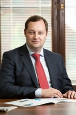    />кандидат филологических наук,
директор по связям с общественностью - руководитель блока информационной
политики ПАО &laquo;Интер РАО&raquo;.&nbsp; </p>
<p>Родился 21 октября 1978 г. в Москве.</p>
<p>В 2001 г. окончил факультет журналистики МГУ им. М.В.
Ломоносова, в 2004 г. - аспирантуру того же факультета, с 2005 г. - кандидат
филологических наук.</p>
<p>В медиаиндустрии с 1996 года в качестве журналиста,
редактора отделов и выпускающего редактора (ответственного секретаря) &laquo;Радио
России&raquo;, Объединённой редакции МВД РФ, ИД &laquo;Мир новостей&raquo;, газет &laquo;Моя семья&raquo;,
&laquo;Московские новости&raquo; и др.</p>
<p>С 1998 года занимался региональными проектами ИД &laquo;Мир
новостей&raquo;. </p>
<p>В 2001-2002 гг. - руководитель отдела регионального развития
ИД &laquo;Мир новостей&raquo;. </p>
<p>С 2002 г. - преподаватель факультета журналистики МГУ им. М.В. Ломоносова. В 2002-2008
гг. - член Учёного совета факультета, член Совета Учёных советов МГУ им. М.В.
Ломоносова. </p>
<p>В 2002-2005 гг. - пресс-секретарь - руководитель
пресс-службы депутата Госдумы, председателя Народной партии России Г.В.
Гудкова. </p>
<p>В 2005-2006 гг. - директор по внешним связям Гильдии
издателей периодической печати (ГИПП).</p>
<p>В 2007-2010 гг. - руководитель пресс-службы телеканала РЕН
ТВ (НМГ). </p>
<p>С 2010 г. - директор по связям с общественностью -
руководитель блока (департамента) информационной политики ПАО (ОАО) &laquo;Интер
РАО&raquo;.</p>
<p>Октябрь 2005 - май 2006 г. Член
инициативной группы по созданию Молодёжной общественной палаты (МОП). С мая 2006 г. - член Совета МОП,
председатель комиссии по этике и регламенту. С августа 2006 г. по октябрь 2014 г. - секретарь совета, с октября
2014 г. - член попечительского совета Молодёжной общественной палаты.</p>
<p>В феврале 2014 года был избран членом правления, а в октябре
2015 г. - вице-президентом Ассоциации директоров по коммуникациям и
корпоративным медиа России (АКМР).</p>
<p>Неоднократный лауреат премий &laquo;Практика&raquo; факультета
журналистики МГУ им. М.В. Ломоносова и Союза журналистов РФ, лауреат премии
&laquo;Золотой макет&raquo; за 2000 г. Союза журналистов РФ и факультета журналистики МГУ.
В 2008 году возглавляемая им пресс-служба РЕН ТВ была признана пресс-службой года,
а руководитель пресс-службы стал лауреатом премии &laquo;Пресс-служба года - 2008&raquo;.</p>
<p>Дважды становился лауреатом премии &laquo;Медиаменеджер России&raquo; за
формирование и реализацию эффективной информационной политики ПАО (ОАО) &laquo;Интер
РАО&raquo;, вклад в обеспечение инвестиционной привлекательности компании (2011 г.) и
за развитие системы общественных связей Группы &laquo;Интер РАО&raquo; (2014 г.)</p>
<p>В 2012 г. занял первое место в рейтинге директоров по связям
с общественностью ТЭК по версии Ассоциации менеджеров России и ИД &laquo;Коммерсантъ&raquo;,
вошёл в топ-5 лучших в России директоров по связям с общественностью по версии
журнала &laquo;Карьера&raquo;.</p>
<p>В 2012 и 2014 гг. Департамент информационной политики ОАО
&laquo;Интер РАО&raquo; был признан лучшей пресс-службой топливно-энергетического комплекса
России по итогам конкурса Министерства энергетики РФ &laquo;КонТЭКст&raquo;. Дважды (в 2014
и 2015 гг.) награждён Почётной грамотой Министерства энергетики РФ.</p>
<p>В 2014 и в 2015 гг. возглавил первый независимый
(аккредитован Deloitte) рейтинг
&laquo;Топ-Комм&raquo; Ассоциации директоров по коммуникациям и корпоративным медиа России
(АКМР).</p>
<p>&nbsp;</p>                </div>
                <aside class=