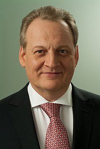    />Выступление состоится 17 февраля в рамках
образовательного курса для преподавателей высшей школы <em>&laquo;Профессиональная коммуникация: стратегии и компетенции&raquo;. Организаторы
- </em>Исполнительная
дирекция Национальной премии в области развития общественных связей &laquo;Серебряный
Лучник&raquo; и философский факультет МГУ им. М.В. Ломоносова.<em></em></p>
<p>И.В.
Игнатьев выпускник факультета международной журналистики МГИМО МИД СССР. Почти
17 лет проработал в ТАСС, где прошел путь от редактора Объединенной редакции
стран Америки до члена Коллегии ИТАР-ТАСС. </p>
<p>В
1995-1998 г.г.
возглавлял Пресс-службу Президента Российской Федерации и работал
пресс-секретарем Совета безопасности РФ. После ухода с государственной службы
работал в периодических изданиях, различных крупных российских и международных
компаниях. <br />
<br />
С июня 2009 года занимает посты заместителя председателя концерна &laquo;Шелл&raquo; в
России и вице-президента по GR. </p>
<p>Дважды
лауреат Национальной премии &laquo;Медиа-менеджер России&raquo;, дипломант и лауреат
Национальной премии в области развития общественных связей &laquo;Серебряный Лучник&raquo;.
<br />
<br />
Действительный государственный советник РФ II класса. </p>
<p>Образовательный курс состоится 17-19 февраля
2016 года. По его окончании вручается Сертификат МГУ им. М.В. Ломоносова о
повышении профессиональной квалификации. </p>
<p>Регистрация и участие бесплатны <a href=
