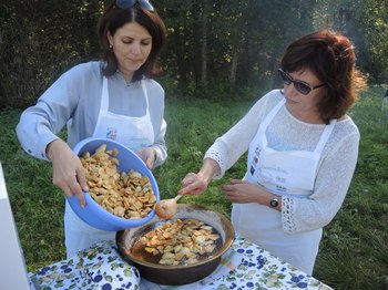    /><br /></em></strong></p>
<p>Грибы - это, конечно очень хорошо, но
проект наш называется &laquo;Литературное варенье&raquo;, и интересуют нас сливы да яблоки,
груши да шиповник.</p>
<p>Можно варить простое варенье из
чего-нибудь одного, можно сложное, сочетая в десерте различные фрукты и ягоды. &nbsp;Очень похоже на партнеров&nbsp; различных проектов - генеральных, простых,
информационных</p>
<p>В семье Александра Блока варенье варили
из всего, что росло в саду. Варили простое и сложное. Варила бабушка поэта Елизавета
Григорьевна Бекетова. И как писала её младшая дочь Мария (биограф семьи),
&laquo;делала она это артистически и посвящала этому целые дни&raquo;. Рано утром, в саду
под благоухающими липами ставили жаровню, ящик с углём,&nbsp; на скамейку приносили банку с сахаром, медный
таз и отобранные ягоды. Сначала, положив нужное количество сахара и воды, она
ставила таз на жаровню. Сварив сироп до прозрачности, она высыпала ягоды, и
усевшись в кресло из красного дерева с ситцевой подушечкой, следила за тем,
чтобы пенка не ушла через край. В конце концов, варенье выходило образцовое&raquo;.</p>
<p><IMG class=
