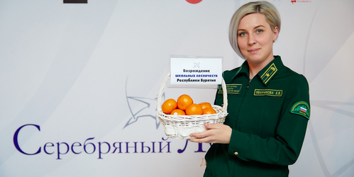    /></p>
<p>Для каждого из участников этот финальный
этап стал серьезным испытанием, ведь формат открытой презентации подразумевал
не только представление своего проекта, но и дискуссию с присутствующей
аудиторией, которая состояла из членов жюри, коллег по конкурсу и
профессиональному сообществу, журналистов и гостей церемонии.</p>
<p>Уровень подготовки и реализации конкурсных
работ оценивала экспертная комиссия под председательством Андрея Запеклого - политический консультант, разработчик и организатор
коммуникаций в сфере государственного управления г. Москва. В состав команды жюри вошли специалисты в
области связей с общественностью государственных, маркетинга и рекламы,
представители науки, органов власти и бизнеса с разных уголков Дальнего
Востока, что обеспечивало максимальную объективность и независимость их общей
оценки мастерства и таланта участников.</p>
<p>Итоги голосования экспертов выглядят следующим образом:</p>
<p><strong>Лучшим
дальневосточным проектом премии &laquo;Серебряный Лучник&raquo; - Дальний Восток</strong> по
итогу 2018 года назван российский фестиваль камчатских крабов &laquo;Держи краба&raquo;,
который на премии представляла Алена Круппа-Анненкова, директор по маркетингу
Паназиатского ресторана Zuma. Именно эта работа получила возможность
представить Дальний Восток на федеральном уровне&nbsp; - 22-ой церемонии награждения лауреатов
Национальной премии в области развития общественных связей &laquo;Серебряный Лучник&raquo;,
которая пройдет в феврале 2019 года в Москве.</p>
<p><strong>В
номинацию &laquo;Лучший проект в области корпоративной социальной ответственности&raquo; </strong>эксперты
внесли интригу - после очного голосования проект &laquo;Социальный десант&raquo; был
перенесен из номинации &laquo;Благотворительность&raquo; и получил главный приз в области
КСО. Проект, который реализует &laquo;Березитовый рудник&raquo;,&nbsp; рассказывает о способах решения проблемы
труднодоступности медицинской и социальной помощи для жителей отдаленных
районов Амурской области. &nbsp;Защищал проект
Иван Томский, специалист по коммуникациям предприятия. </p>
<p>Среди <strong>проектов в области благотворительности</strong>
лучшим был назван &laquo;Дороги добра&raquo; от координаторов благотворительной акции
