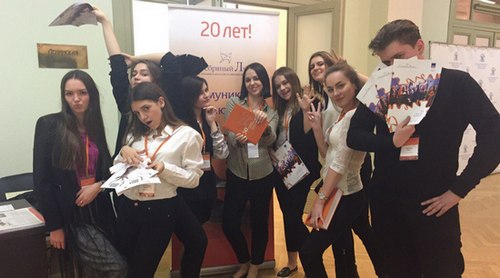    /></p>
<p>В 2016 году
выступления, лекции, мастер-классы состоялись в вузах Москвы, Санкт-Петербурга,
Воронежа, Дальнего Востока,&nbsp; Казани,
Красноярска, Калининграда, Самары, Ярославля, Кроме&nbsp; авторов лучших
проектов на встречи со студентами пришли эксперты,&nbsp; члены Попечительского
совета, жюри, представители профессиональных общественных объединений и
ассоциаций, лучших коммуникационных &nbsp;агентств Российской Федерации.</p>
<p>Исполнительная
дирекция начинает формировать список вузов, в которых пройдет &laquo;Студенческая
неделя&raquo; 2017. Для того, чтобы &laquo;Серебряный Лучник&raquo; посетил и ваш вуз необходимо
прислать: </p>
<p><em>1.Название и местонахождение
вуза, факультета</em></p>
<p><em>2. Количество слушателей</em></p>
<p><em>3. Предпочтения по темам
выступлений</em></p>
<p><em>4. Предпочтения по направлениям
деятельности в области коммуникаций и проектам, представленным на конкурсе
&laquo;Серебряный Лучник&raquo;</em></p>
<p><em>5. Дата проведения мероприятий в
вашем вузе (до 25 октября)</em></p>
<p>Получив эту информацию,
Исполнительная дирекция подберет выступающих из экспертов, лауреатов, членов
жюри или Попечительского совета, согласует тему выступления.&nbsp; Подготовит и
заранее отправит несколько экземпляров книги &laquo;50 лучших проектов Национальной
премии в области развития общественных связей &laquo;Серебряный Лучник&raquo;.</p>
<p>&nbsp;</p>
<p><strong><em>Исполнительная дирекция</em></strong></p>
<p>&nbsp;</p>                </div>
                <aside class=
