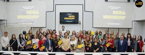    /></p>
<p>Закончился ли церемонией награждения первый
MEDIA-WORKSHOP на Дальнем Востоке? Организаторы уверены, что нет. Директор
пресс-центра ТОГУ Яна Пестова отметила: </p>
<p>- Мы уверены, что часть
идей студентов будет реализована. Все наработки переданы Корпорации развития
Хабаровского края, которые инициировали данную тему и делают всё возможное и
невозможное для привлечения внимания к территории острова. Мы рады принимать
студенческую неделю &laquo;Серебряного Лучника&raquo; в Тихоокеанском государственном
университете. Ценный итог проведения MEDIA-WORKSHOP - горящие глаза студентов, их слова &laquo;я сделал верное
решение в выборе профессии&raquo;, неподдельная благодарность наставникам и
экспертам. Данный проект показал, что интеграция студентов трех направлений
подготовки &laquo;Реклама и связи с общественностью&raquo;, &laquo;Журналистика&raquo;, &laquo;Дизайн&raquo; дает
тройной эффект, тройную силу и тройной драйв.&nbsp;</p>
<p>&nbsp;</p>
<p><strong>&nbsp;</strong></p>                </div>
                <aside class=