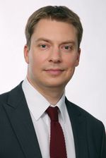    />C отличием окончил факультет иностранных языков Московского государственного областного социально-гуманитарного института. Во время учебы стажировался в Бельгии. Получил второе высшее образование в Российской экономической академии им. Плеханова по специальности &laquo;Маркетинг. PR. Реклама&raquo;. Прошел обучение по программе &laquo;Медиабизнес&raquo; Международной школы бизнеса Финансового университета при Правительстве РФ, а также практический семинар по международному корпоративному брендингу в штаб-квартире BBC World (Лондон).</p>
<p>Начал карьеру в 2003 г. специалистом по связям с зарубежными компаниями в РСПП. С 2004 г. был руководителем отдела PR и рекламы журнала о дайвинге и подводном мире &laquo;Подводный клуб&raquo;. В 2006-2010 гг. работал в горно-металлургической компании &laquo;Мечел&raquo; в должности начальника отдела по связям с общественностью, пресс-секретаря. С 2010 г. по 2015 трудился в Трубной Металлургической Компании (крупнейший в мире производитель стальных труб). С марта 2015 г. работает в ОСК.</p>
<p>Занимал позиции в ТОП-листах различных рейтингов директоров по коммуникациям, член Большого экспертного совета Национального конкурса корпоративных медиа 